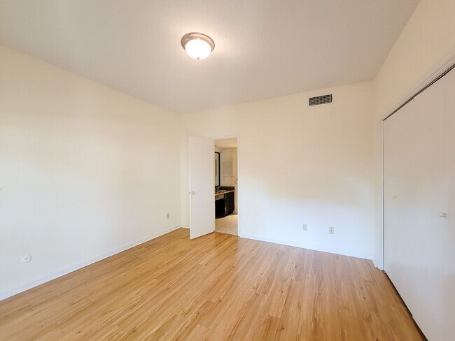 Building Photo - BEAUTIFUL UPDATED 2 BEDROOM 2 BATH CONDO. ...