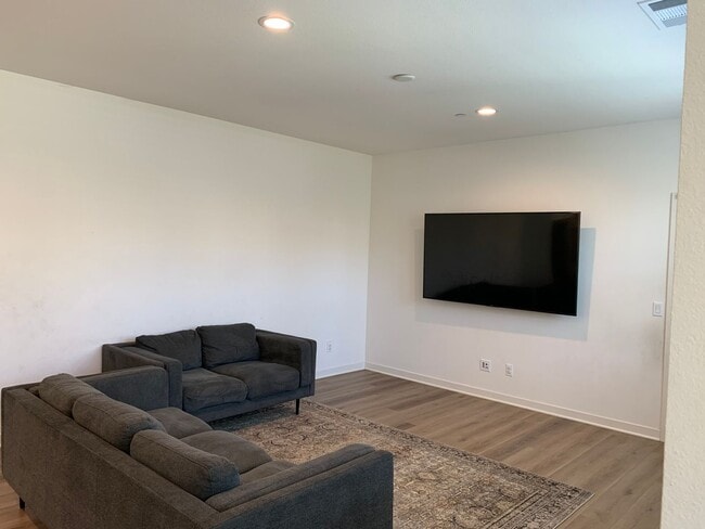 Building Photo - Beautiful Home 4bed/3 bath