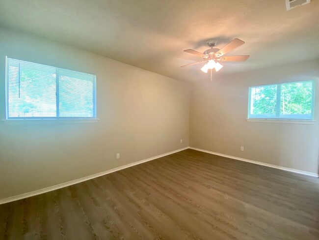 Building Photo - Brookside