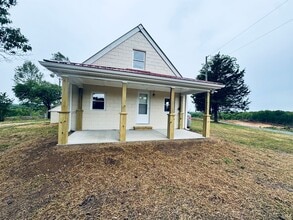Building Photo - Adorable Home/Country setting