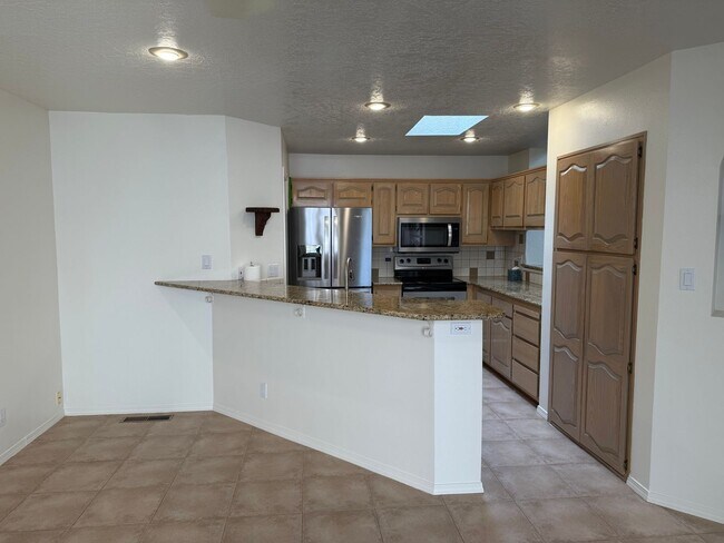 Building Photo - Desirable 3 Bed 2 Bath 2 Car Garage