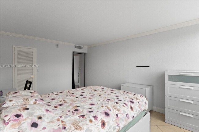 Building Photo - 2030 S Ocean Dr