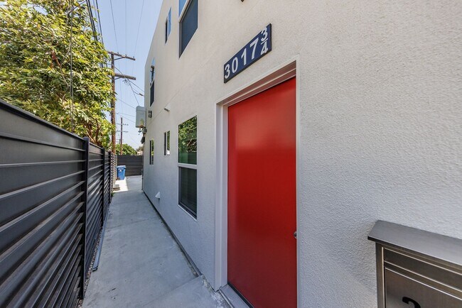 Building Photo - 3015 Alsace Ave
