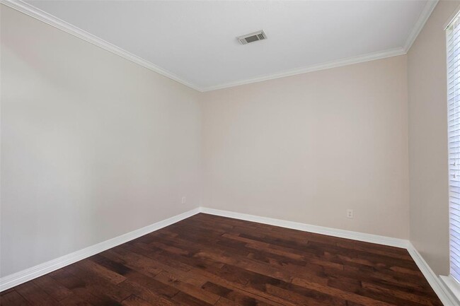 Building Photo - 1908 Oak Hollow Dr W