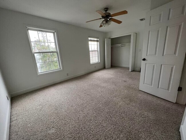 Building Photo - 408 Maple St