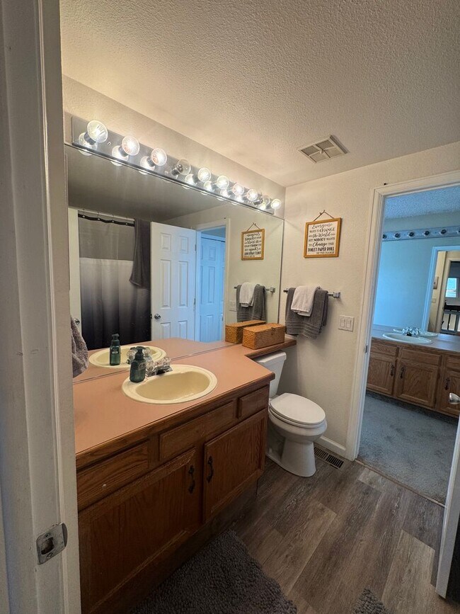 Building Photo - Three Bedroom Townhome with Pool