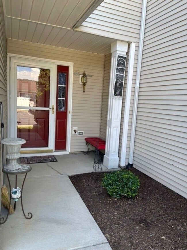 Building Photo - Great Location!  Townhouse with a Garage