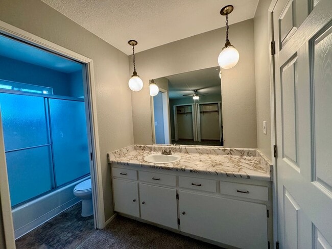 Building Photo - Charming Home Available in Tahoe Park!