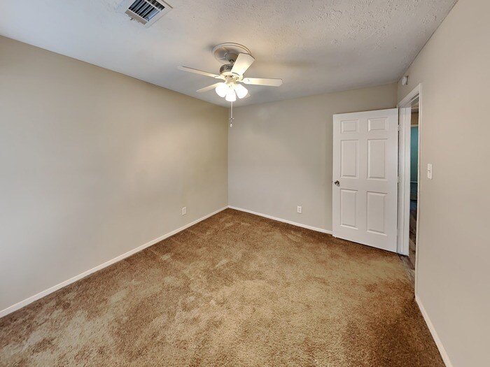 Building Photo - 809 Lochmoor Ln