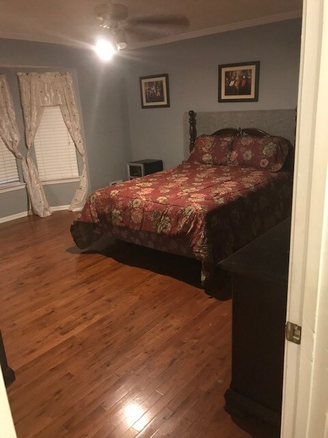 Primary Queen bed - 250 River Trace Ct