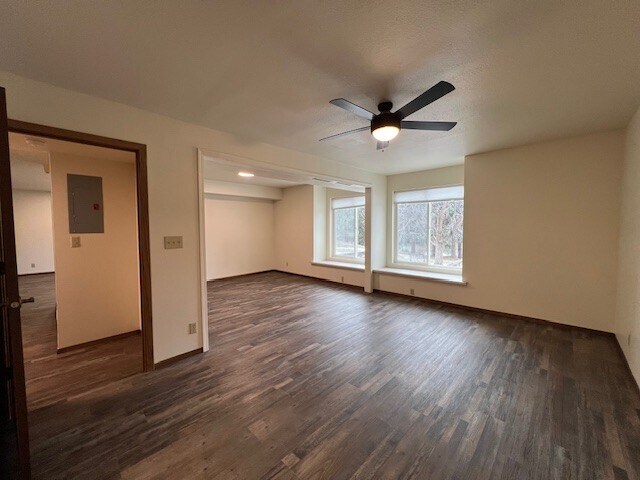 Building Photo - 3951 Fairway Hills Dr