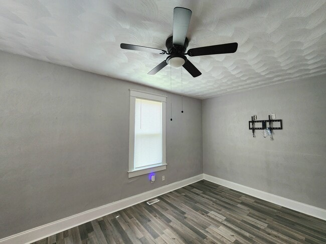Building Photo - 3605 Killam Ave