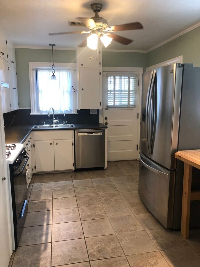 Building Photo - Super Cute Bivins Home For Rent! 2 Bedroom, 1 Bathroom, 1 Car Garage, Great Yard!