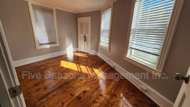 Building Photo - 25 Intervale Ave