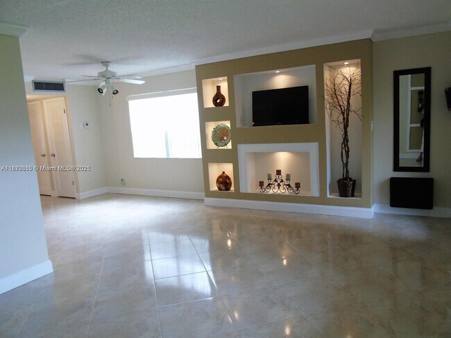 Building Photo - 545 Normandy Ln