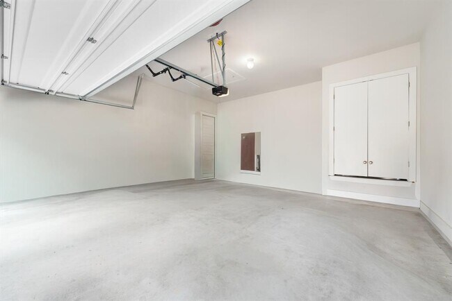 Building Photo - 216 Emerald Garden Rd
