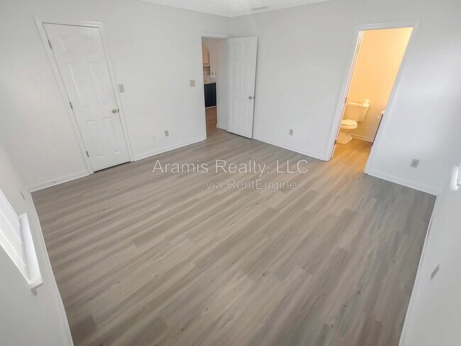 Building Photo - 6843 Saganaw Dr