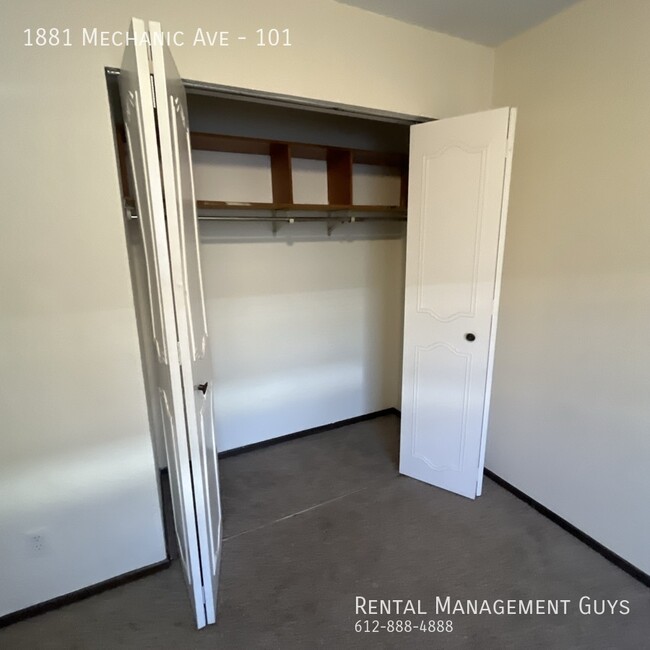 Building Photo - 2 Bedroom in Quiet Building with Available...