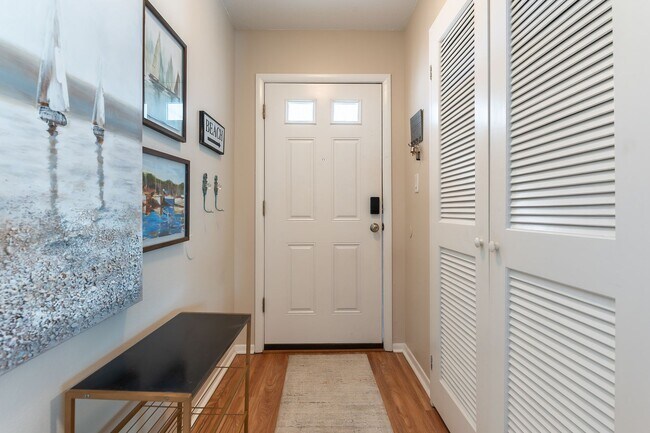 Building Photo - Conveniently located, furnished, 2 Bed, 2 ...