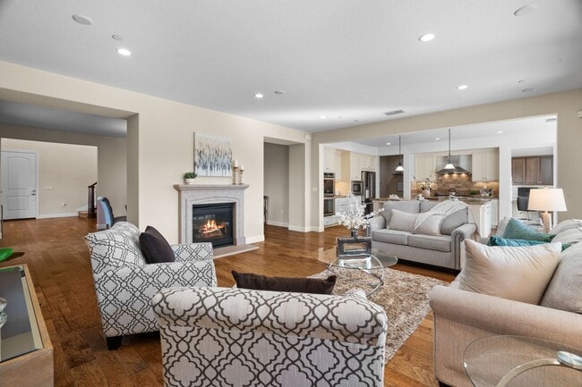 Building Photo - HILLTOP CORNER HOME WITH GORGEOUS VIEWS