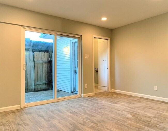Building Photo - 10004 Westview Dr