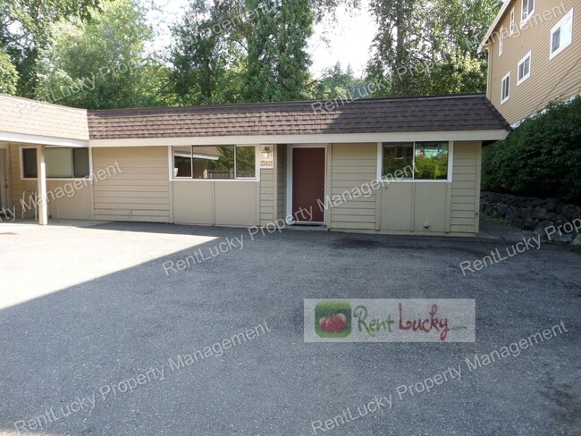Primary Photo - Super-Cute 2 Bedroom, 2 Bath Duplex in Unb...