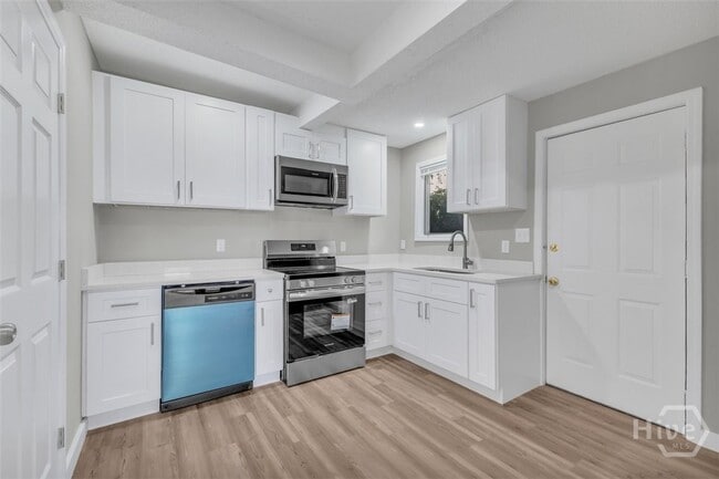 Building Photo - 832 W 44th St
