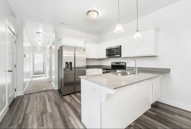 Building Photo - Pet-Friendly Lake View condo