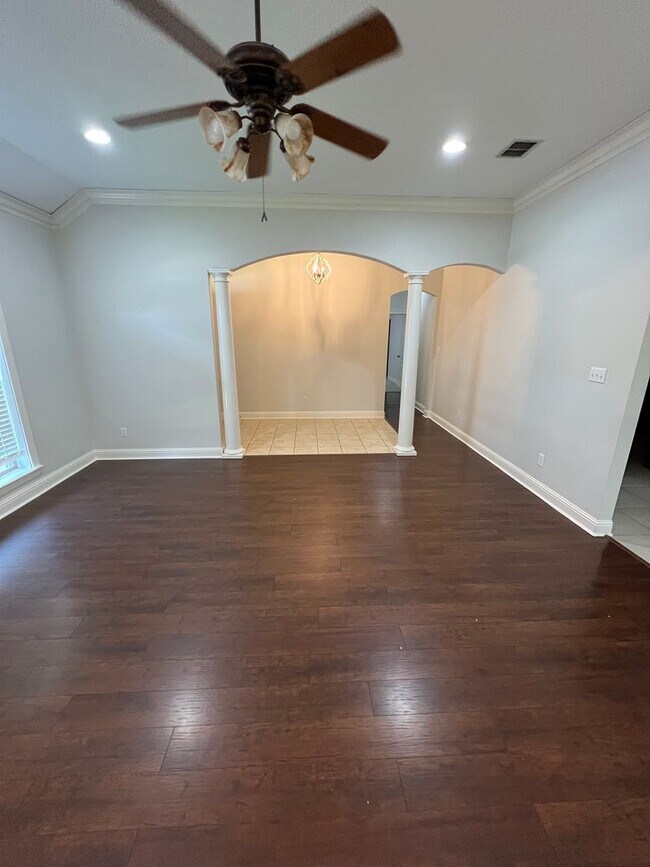 Building Photo - 10513 Plum Creek Dr