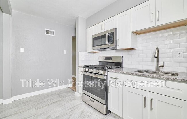 Building Photo - 9823 Meadowview Dr