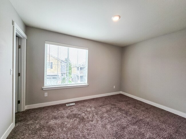 Building Photo - Newly Built Townhome 4bd 2.5ba