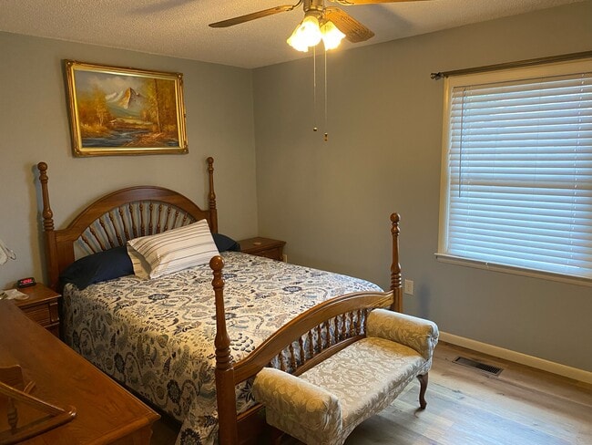 Building Photo - 203 Opal Ln