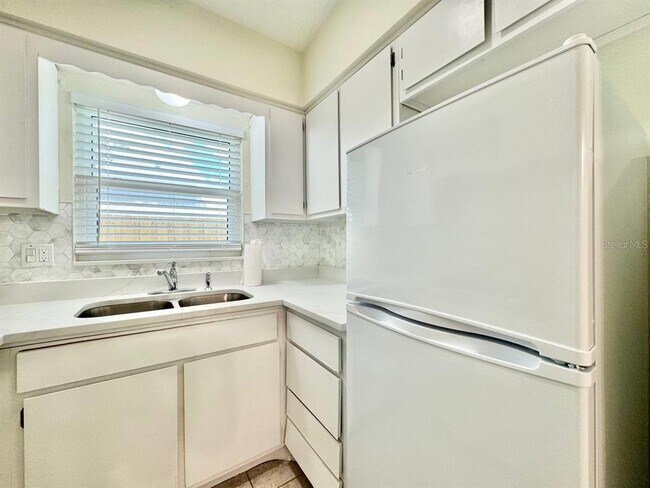 Building Photo - 533 Yelvington Ave