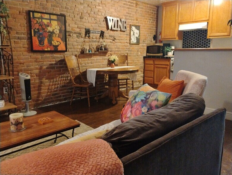 Building Photo - 22 W Main St