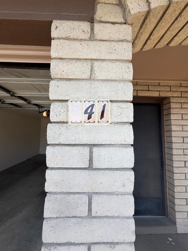 Building Photo - 520 S Greenfield Rd