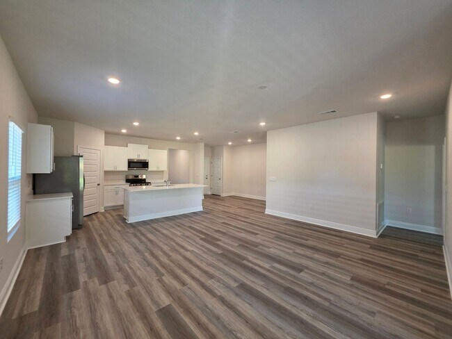 Building Photo - Brand new 5BR/3BA with Amenities Galore