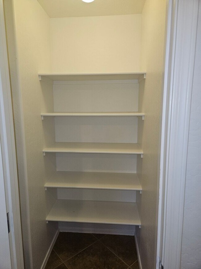 Building Photo - This spacious  4 bed 2.5 bath house -Blue Horizon Subdivision