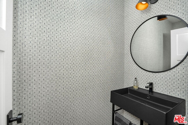 Building Photo - 321 Laurel Ave