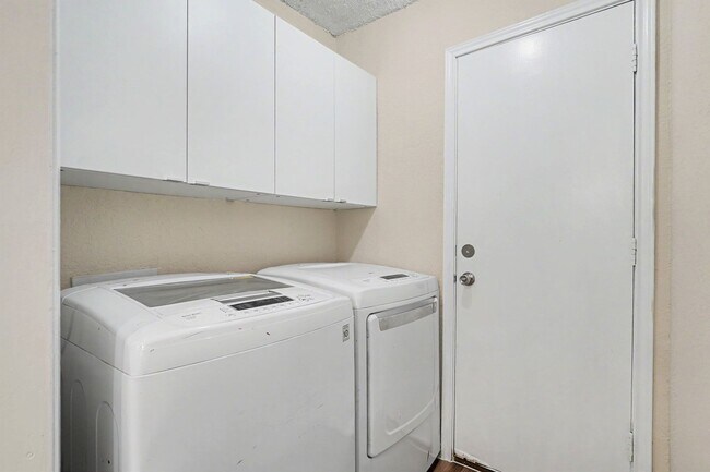 Building Photo - Charming 2-bedroom, 1-bath home in a convenient Fort Worth location!