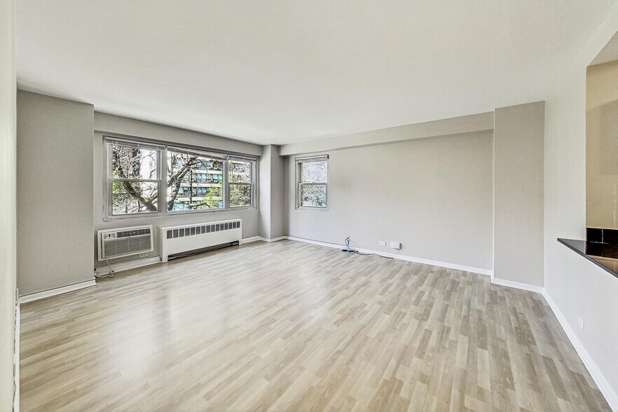 Building Photo - 2909 N Sheridan Rd