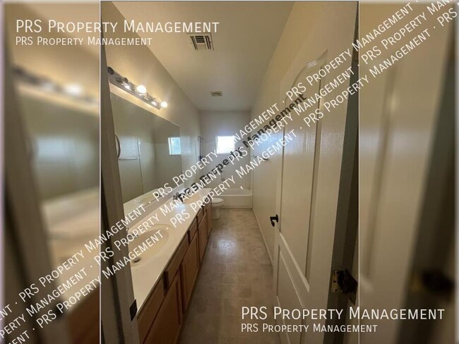Building Photo - 576 E Julian Dr