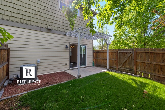 Building Photo - Southwest Medford / Near ROGUE X