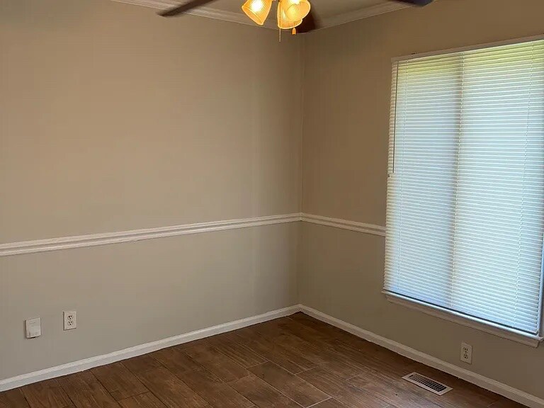Building Photo - Room in Townhome on W Front St