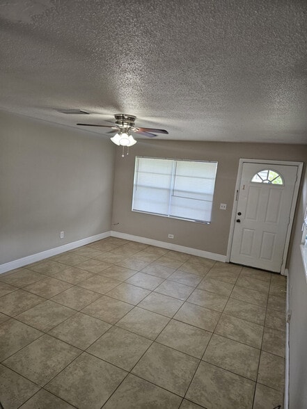 Building Photo - 2550 Stratford Dr