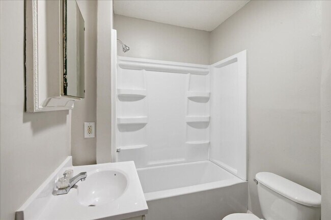 Building Photo - 37-37 S Sherman Dr