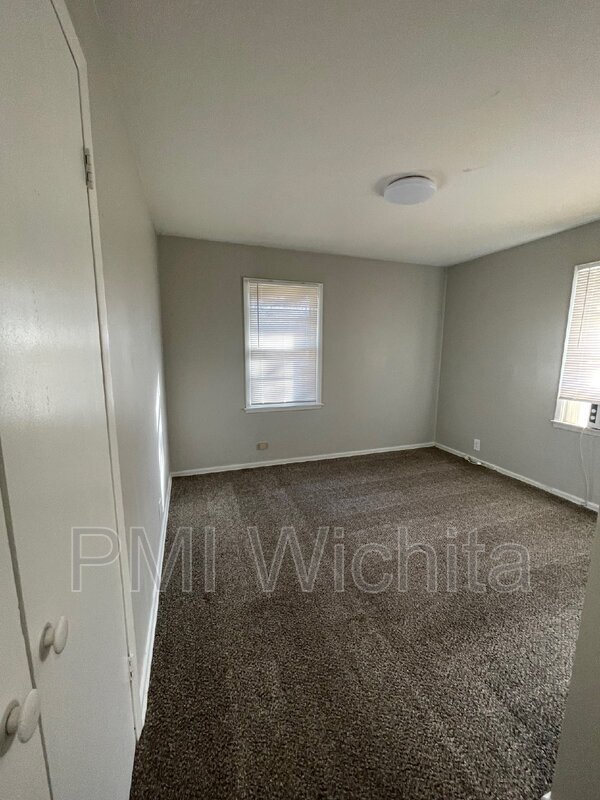 Building Photo - 2304 S Broadview St