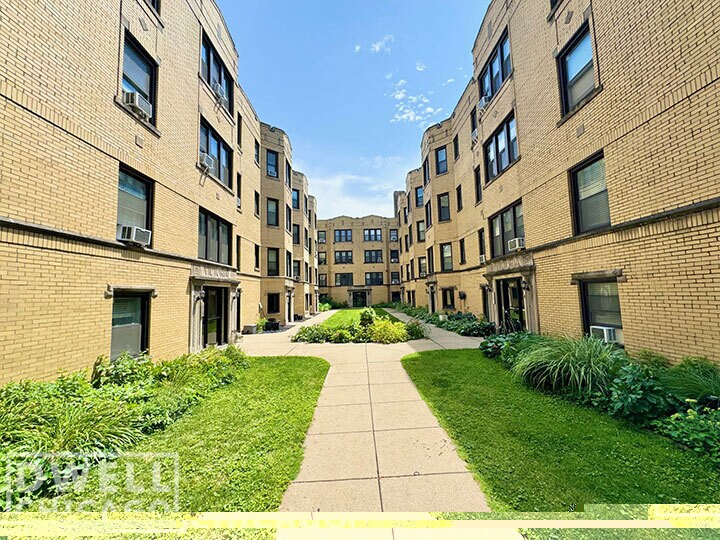 Building Photo - 3830 N Greenview Ave