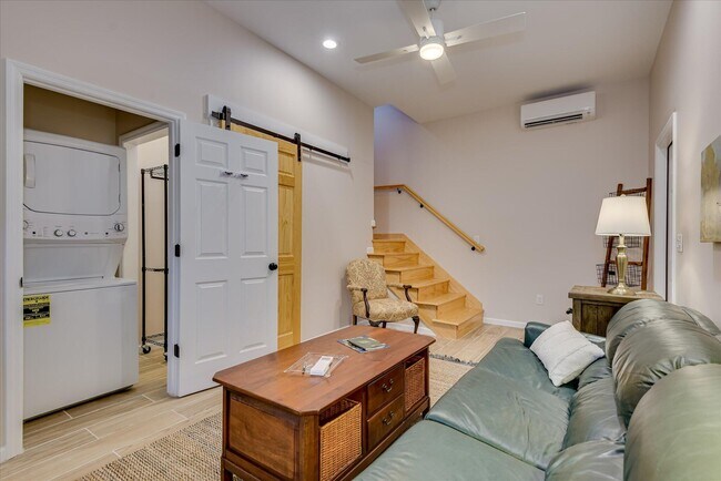 Building Photo - 651 Oak Meadow Ln