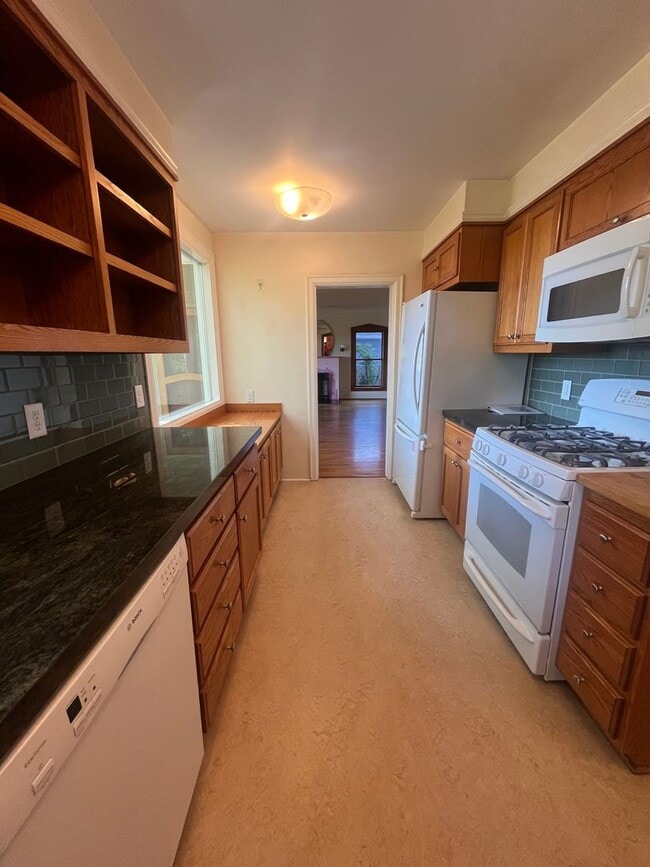 Building Photo - 3- Bedroom 2.5-Bathroom Gardening paradise...