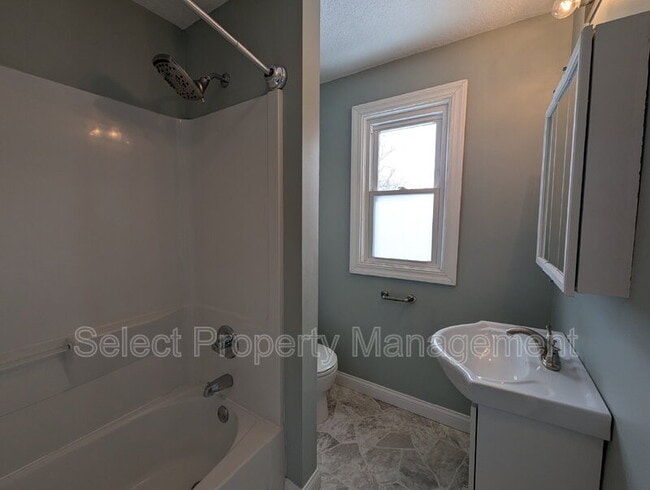 Building Photo - 933 Cottage Ave